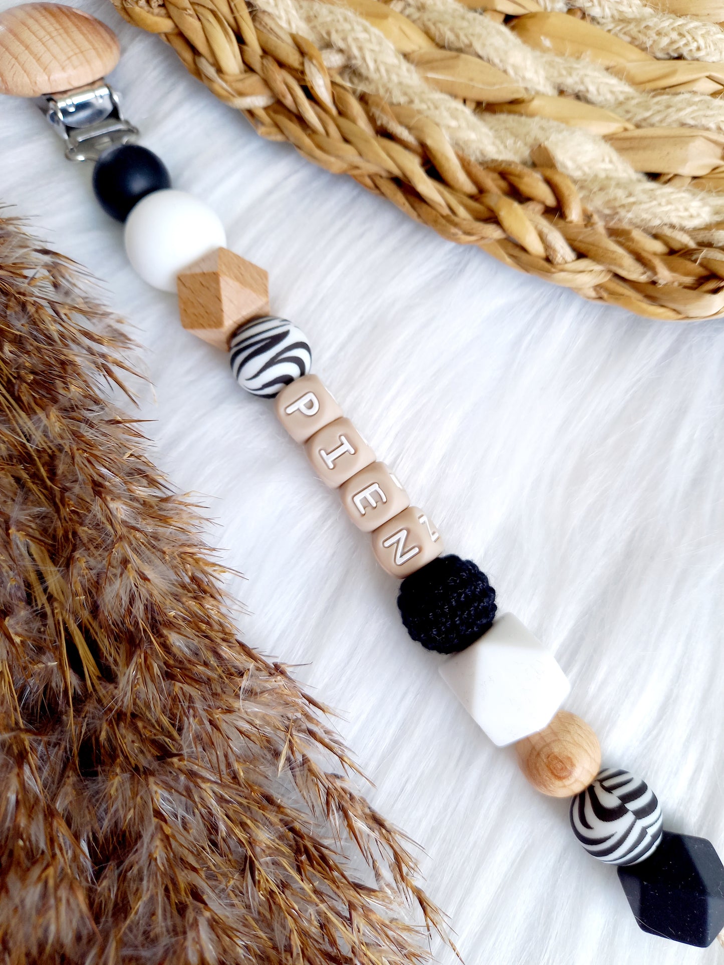 Met deze hippe speenkoord raak je je speen nooit meer kwijt. Hij is makkelijk te bevestigen op de kleding van je kleintje. Deze verantwoorde speenkoord is niet alleen handig maar ook heel hip. Speenketting, babyaccessoires, nursery, happy by lies, tuttenkoord, siliconen kralen. speenkoord met naam pien zebra