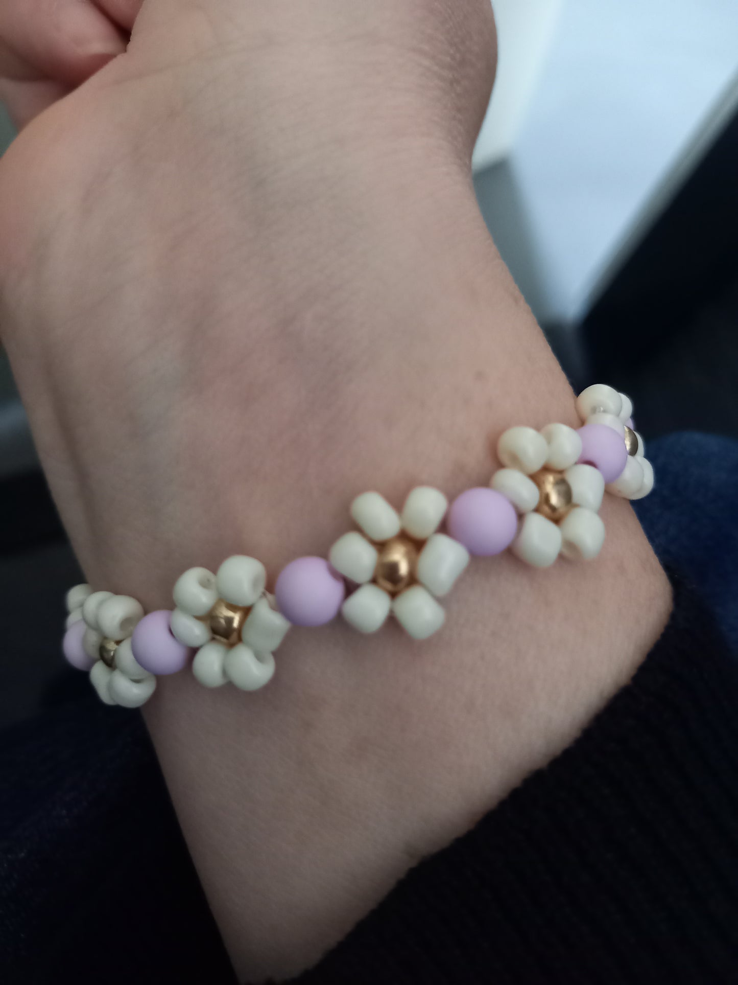 De trendy daisy bloemetjes zijn echt een musthave voor de zomer. Door de elastiek is hij lang door te dragen. Kindersieraden, kinderaccessoires, kado, cadeau, daisy kinderarmband, twinnen, mom& mini armband