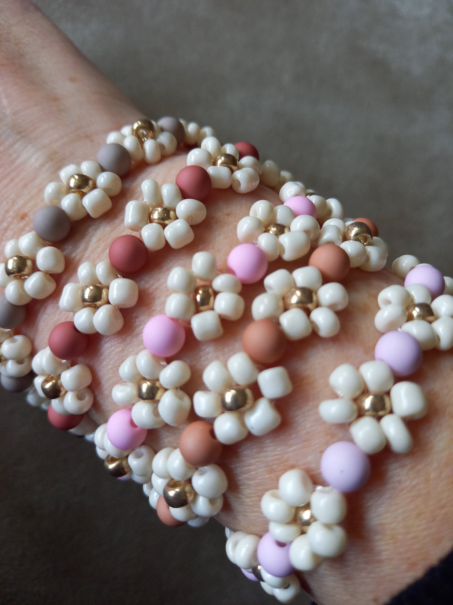De trendy daisy bloemetjes zijn echt een musthave voor de zomer. Door de elastiek is hij lang door te dragen. Kindersieraden, kinderaccessoires, kado, cadeau, daisy kinderarmband, twinnen, mom& mini armband
