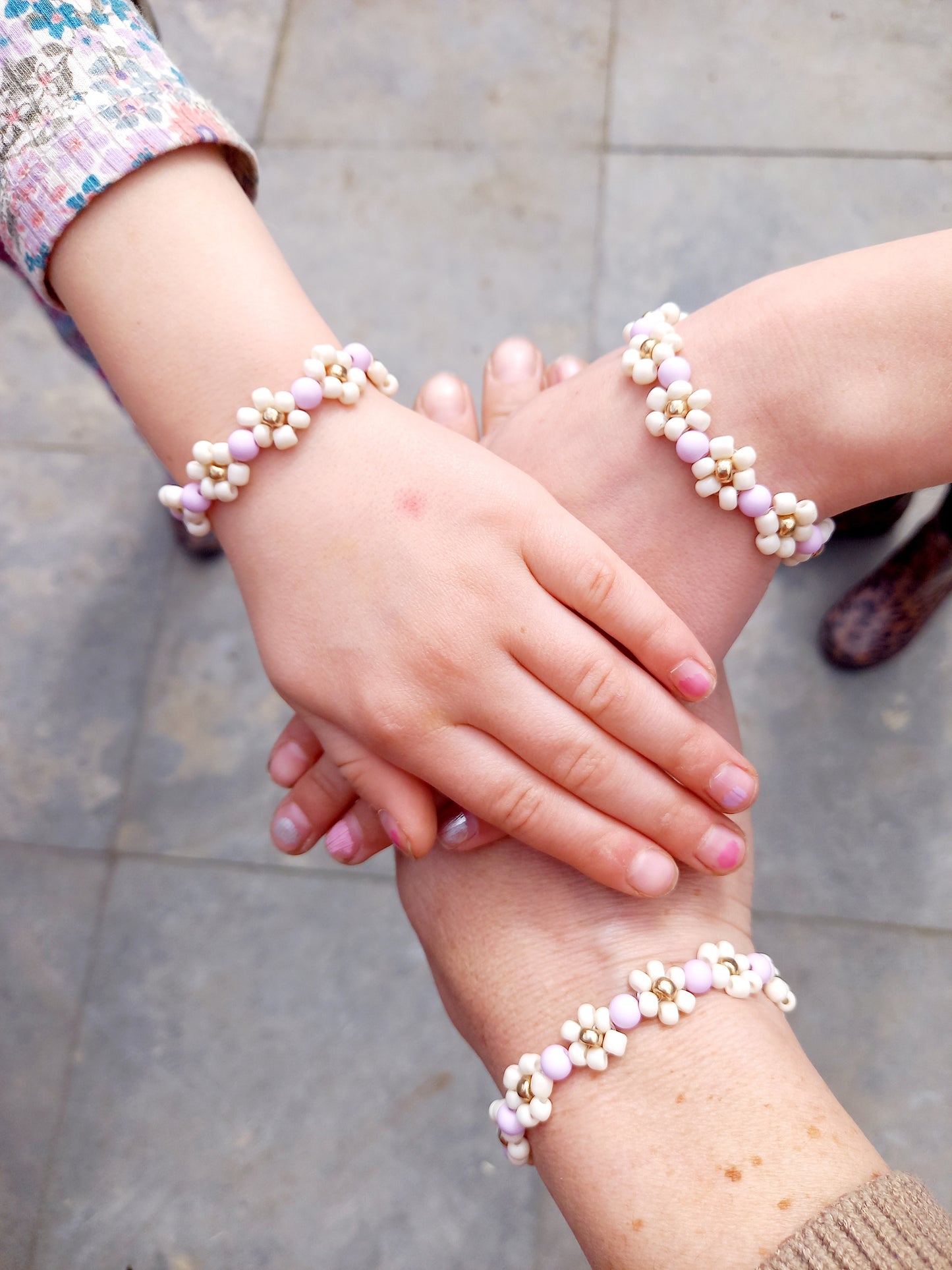 De trendy daisy bloemetjes zijn echt een musthave voor de zomer. Door de elastiek is hij lang door te dragen. Kindersieraden, kinderaccessoires, kado, cadeau, daisy kinderarmband, twinnen, mom& mini armband