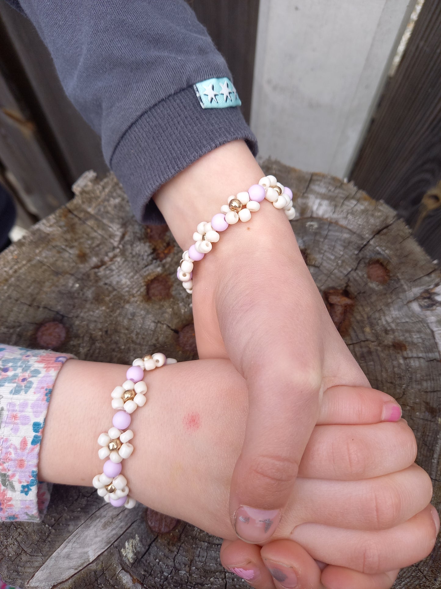 De trendy daisy bloemetjes zijn echt een musthave voor de zomer. Door de elastiek is hij lang door te dragen. Kindersieraden, kinderaccessoires, kado, cadeau, daisy kinderarmband, twinnen, mom& mini armband