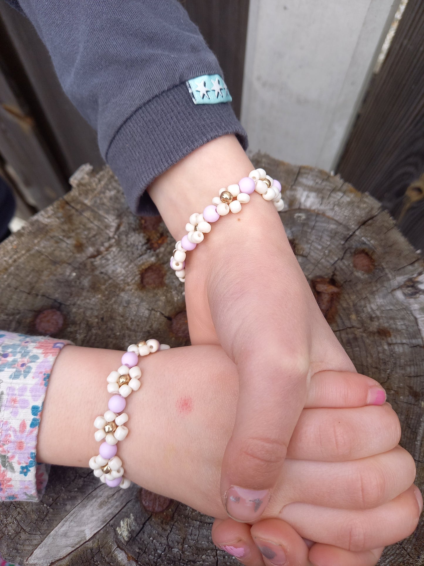 De trendy daisy bloemetjes zijn echt een musthave voor de zomer. Door de elastiek is hij lang door te dragen. Kindersieraden, kinderaccessoires, kado, cadeau, daisy kinderarmband, twinnen, mom& mini armband