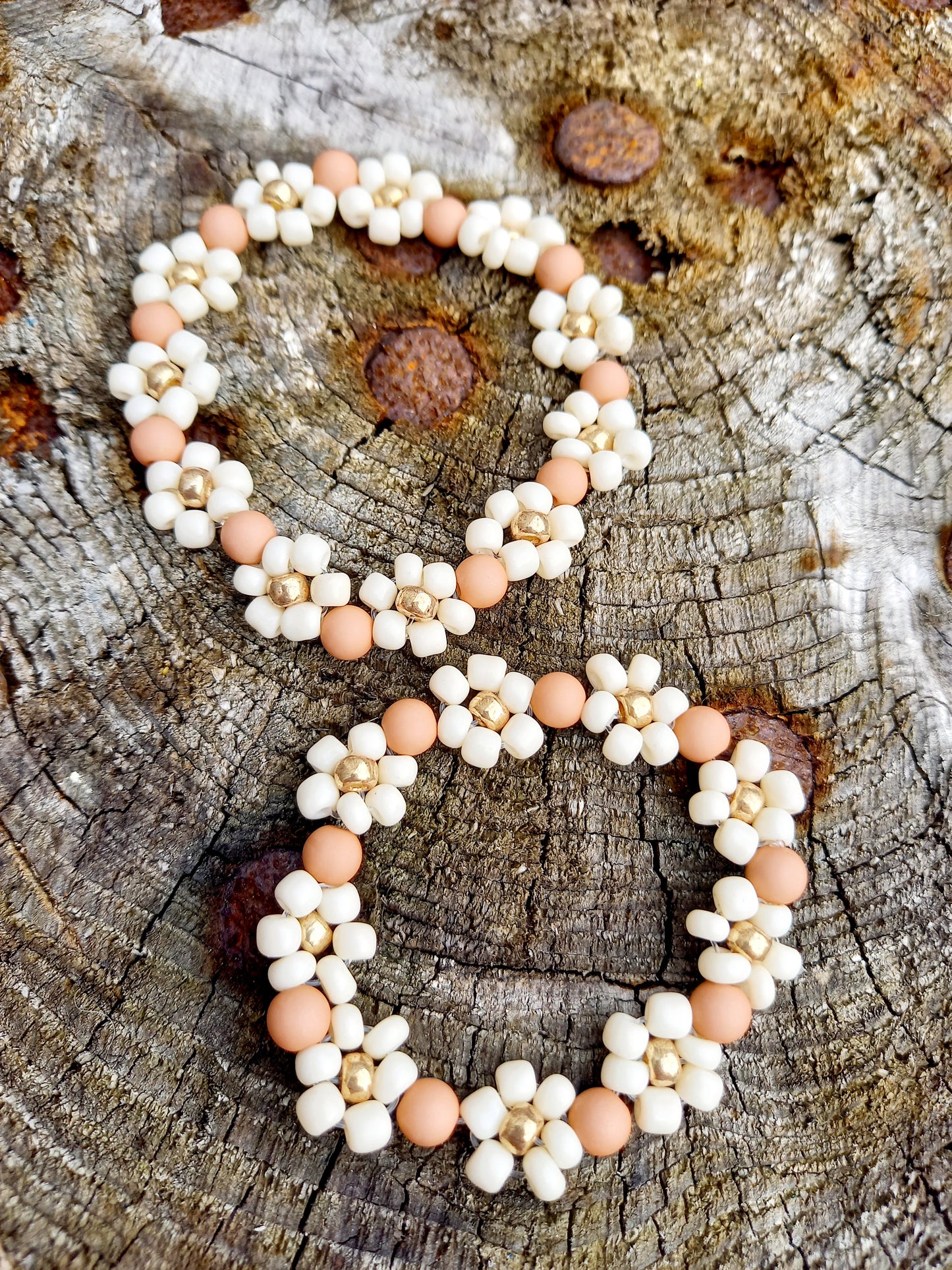 De trendy daisy bloemetjes zijn echt een musthave voor de zomer. Door de elastiek is hij lang door te dragen. Kindersieraden, kinderaccessoires, kado, cadeau, daisy kinderarmband, twinnen, mom& mini armband
