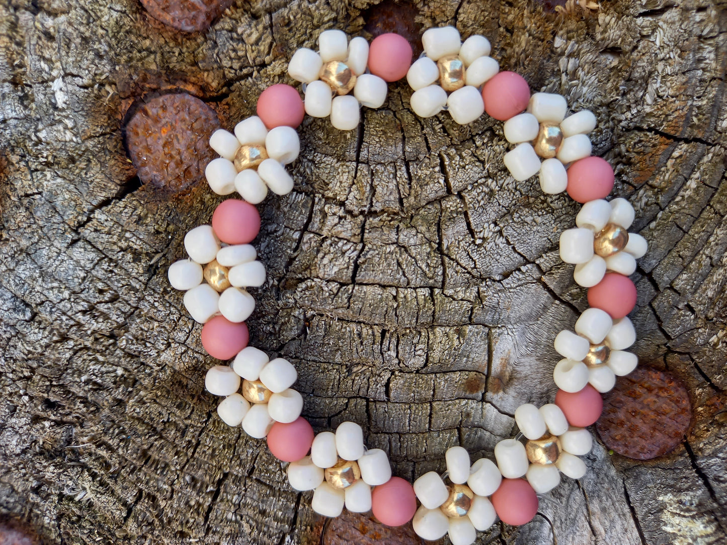 De trendy daisy bloemetjes zijn echt een musthave voor de zomer. Door de elastiek is hij lang door te dragen. Kindersieraden, kinderaccessoires, kado, cadeau, daisy kinderarmband, twinnen, mom& mini armband