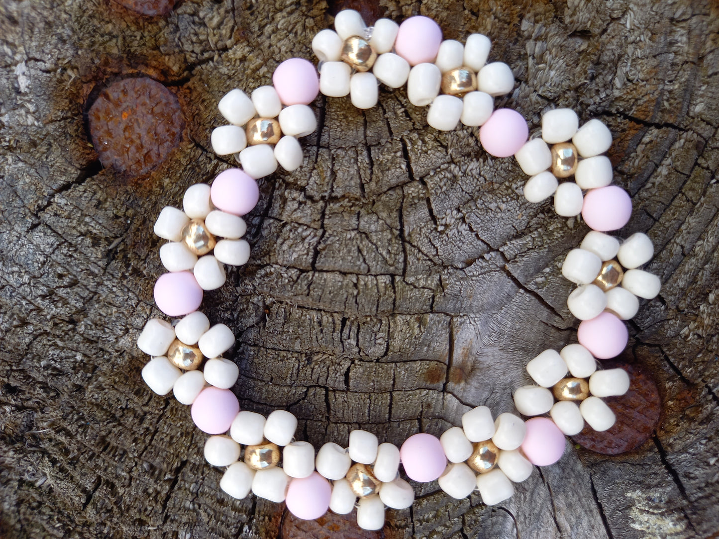 De trendy daisy bloemetjes zijn echt een musthave voor de zomer. Door de elastiek is hij lang door te dragen. Kindersieraden, kinderaccessoires, kado, cadeau, daisy kinderarmband, twinnen, mom& mini armband