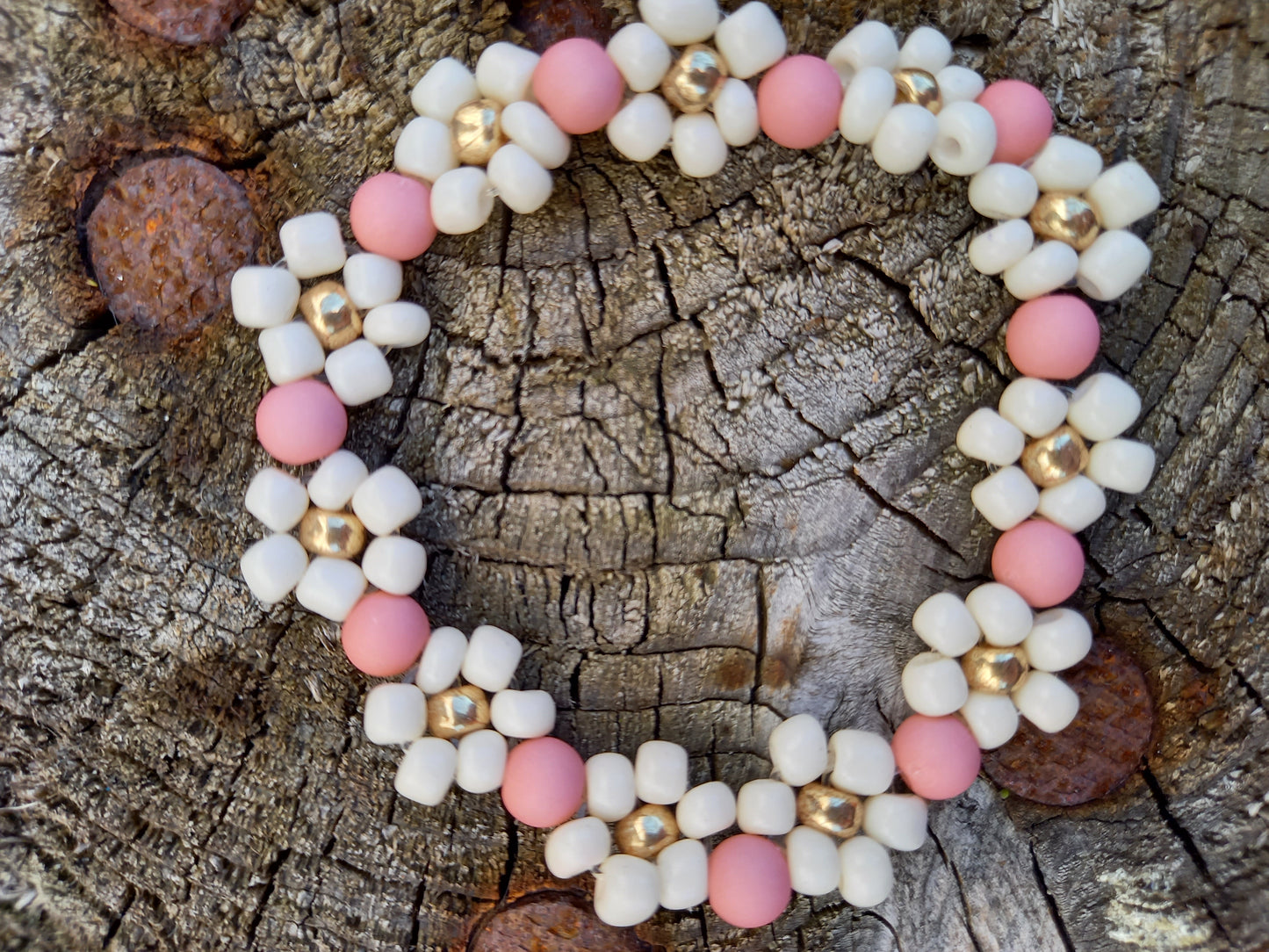 De trendy daisy bloemetjes zijn echt een musthave voor de zomer. Door de elastiek is hij lang door te dragen. Kindersieraden, kinderaccessoires, kado, cadeau, daisy kinderarmband, twinnen, mom& mini armband