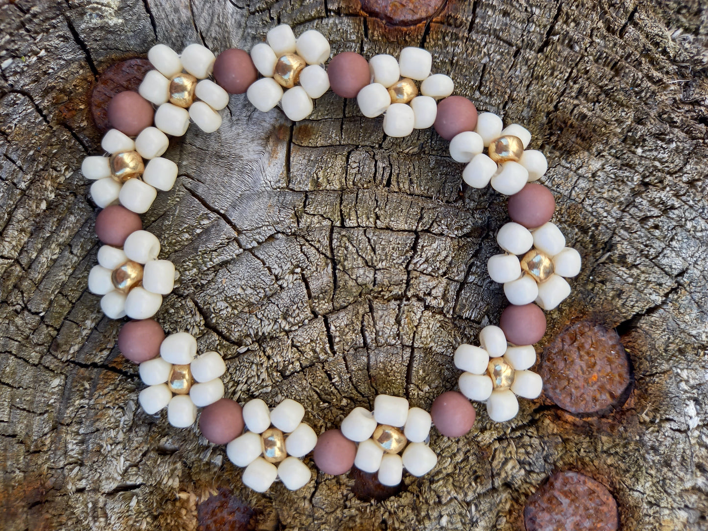 De trendy daisy bloemetjes zijn echt een musthave voor de zomer. Door de elastiek is hij lang door te dragen. Kindersieraden, kinderaccessoires, kado, cadeau, daisy kinderarmband, twinnen, mom& mini armband