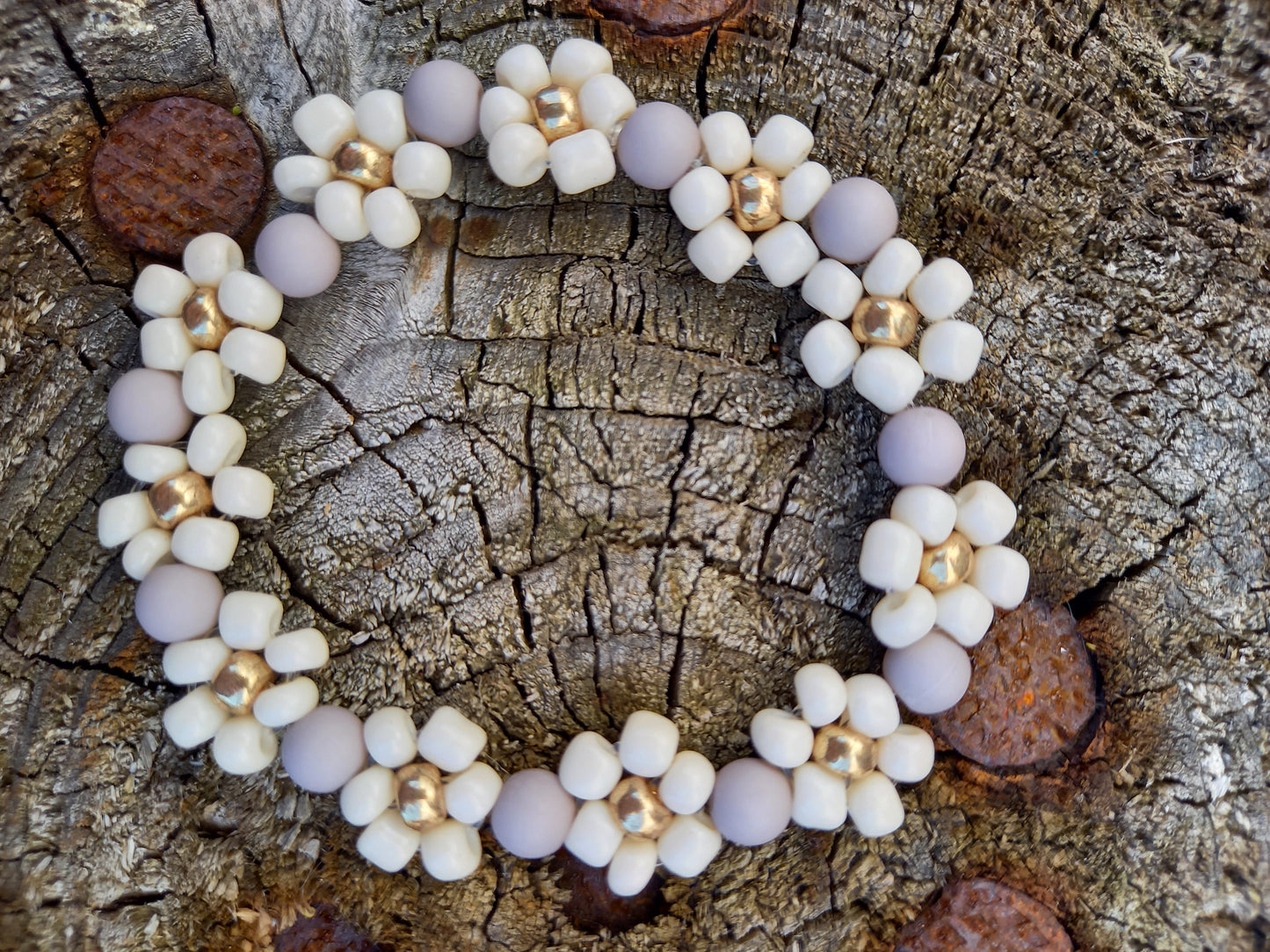 De trendy daisy bloemetjes zijn echt een musthave voor de zomer. Door de elastiek is hij lang door te dragen. Kindersieraden, kinderaccessoires, kado, cadeau, daisy kinderarmband, twinnen, mom& mini armband
