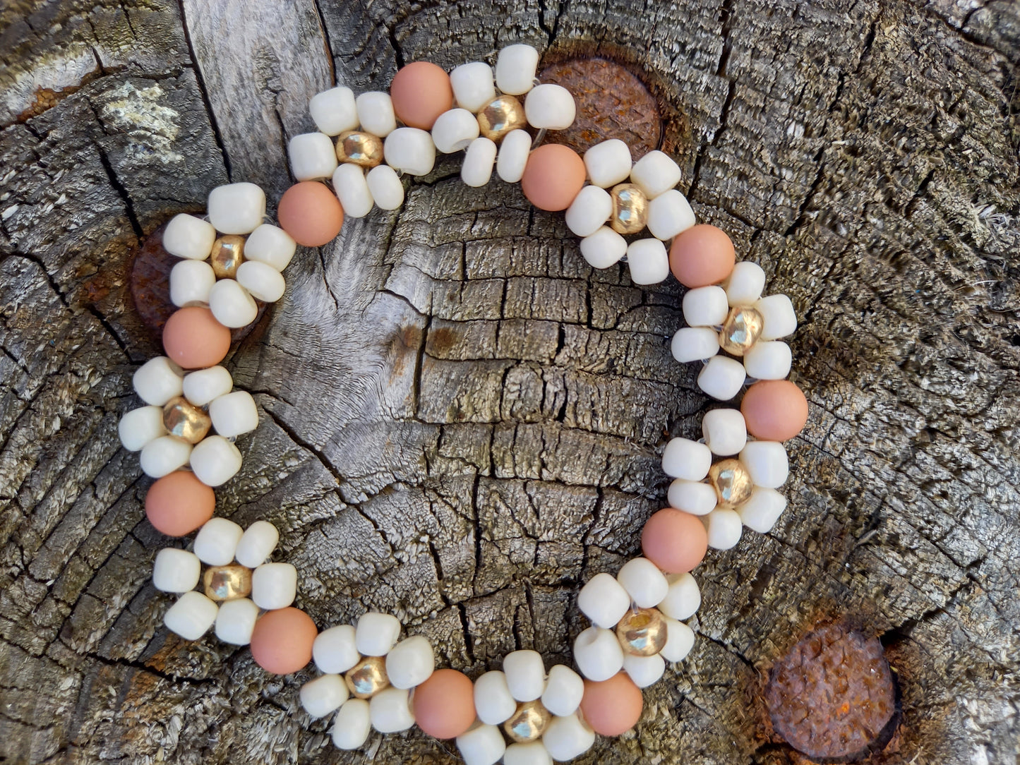De trendy daisy bloemetjes zijn echt een musthave voor de zomer. Door de elastiek is hij lang door te dragen. Kindersieraden, kinderaccessoires, kado, cadeau, daisy kinderarmband, twinnen, mom& mini armband
