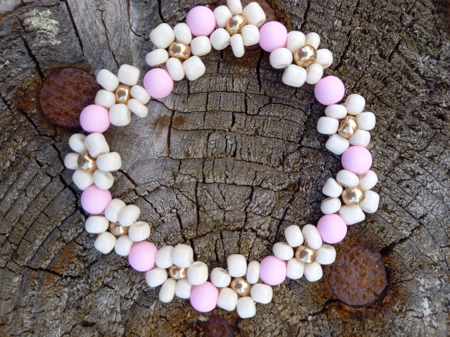 De trendy daisy bloemetjes zijn echt een musthave voor de zomer. Door de elastiek is hij lang door te dragen. Kindersieraden, kinderaccessoires, kado, cadeau, daisy kinderarmband, twinnen, mom& mini armband