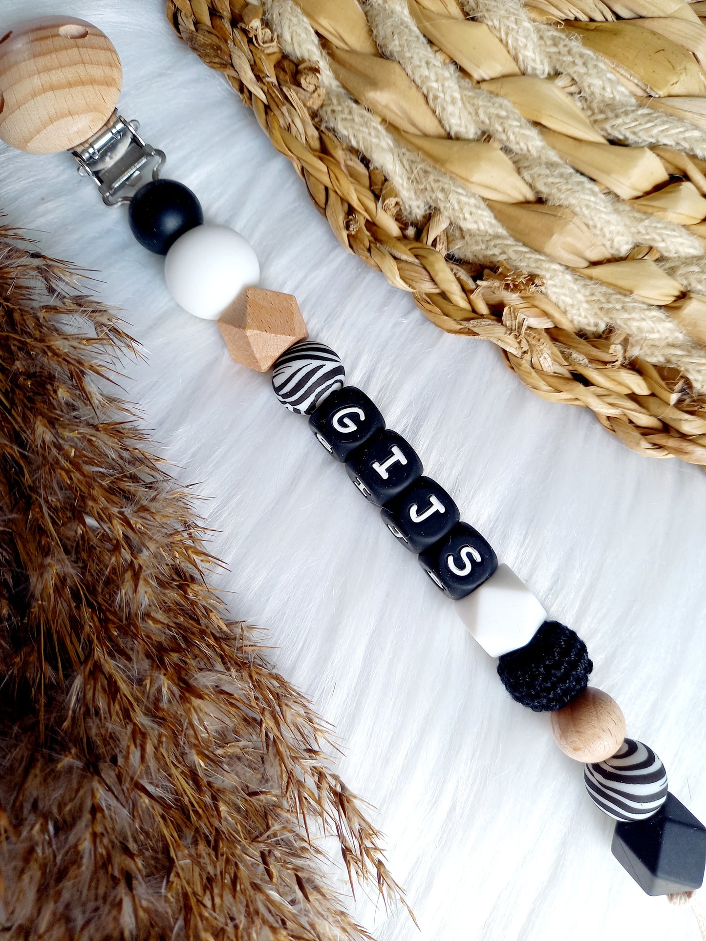 Met deze hippe speenkoord raak je je speen nooit meer kwijt. Hij is makkelijk te bevestigen op de kleding van je kleintje. Deze verantwoorde speenkoord is niet alleen handig maar ook heel hip. Speenketting, babyaccessoires, nursery, happy by lies, tuttenkoord, siliconen kralen. speenkoord met naam pien zebra
