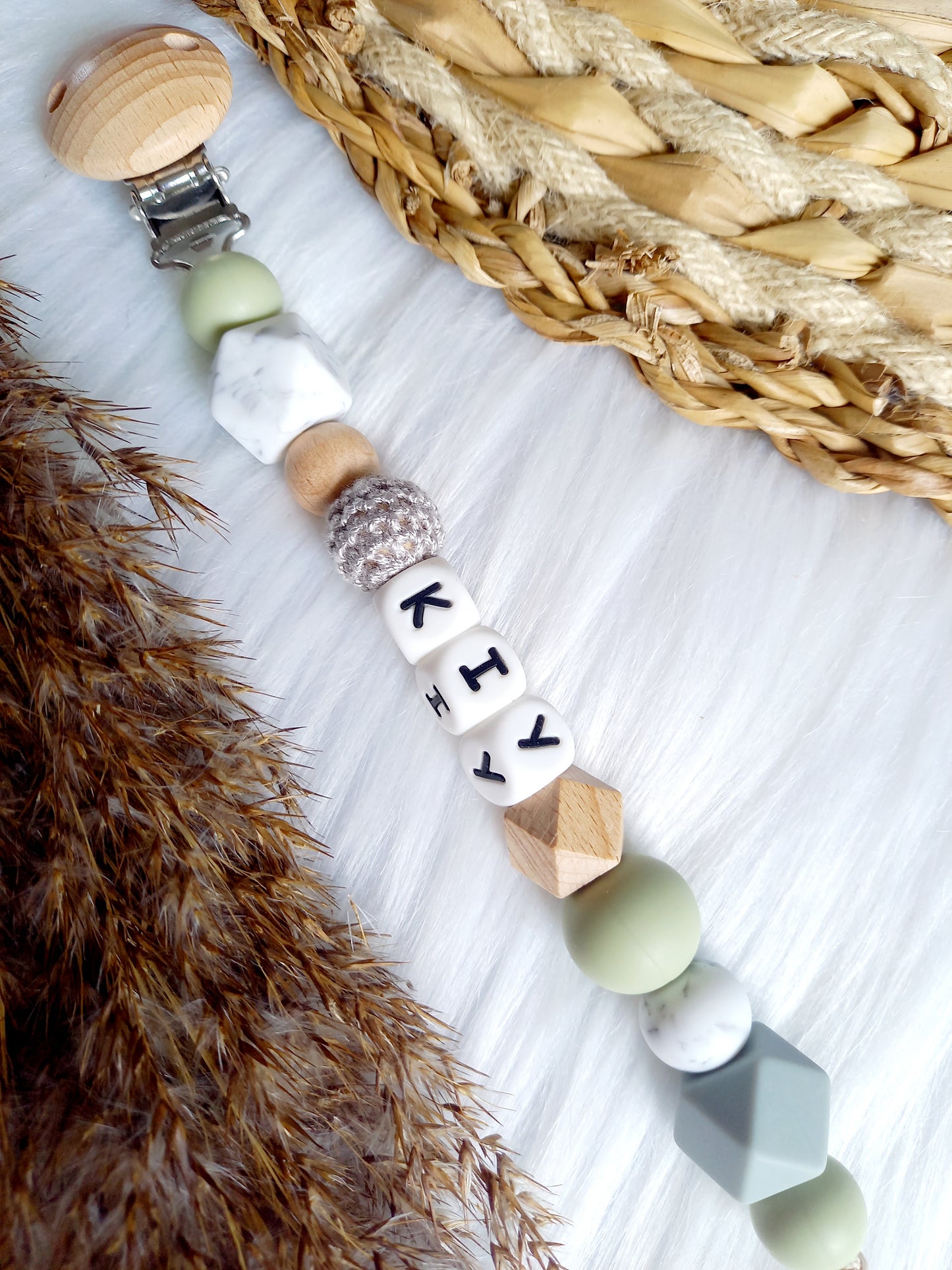 Met deze hippe speenkoord raak je je speen nooit meer kwijt. Hij is makkelijk te bevestigen op de kleding van je kleintje. Deze verantwoorde speenkoord is niet alleen handig maar ook heel hip. Speenketting, babyaccessoires, nursery, happy by lies, tuttenkoord, siliconen kralen. speenkoord met naam otis grijs, groen