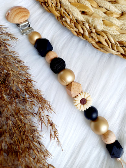 Met deze hippe speenkoord raak je je speen nooit meer kwijt. Hij is makkelijk te bevestigen op de kleding van je kleintje. Deze verantwoorde speenkoord is niet alleen handig maar ook heel hip. Speenketting, babyaccessoires, nursery, happy by lies, tuttenkoord, siliconen kralen. speenkoord met naam daisy, kies je kleuren zelf