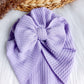 Deze leuke turbans zijn echt een musthave voor je kleintje. Ze zijn verkrijgbaar in verschillende kleuren zodat je het kan matchen bij het outfit van je kleintje. turban baby esmee lila