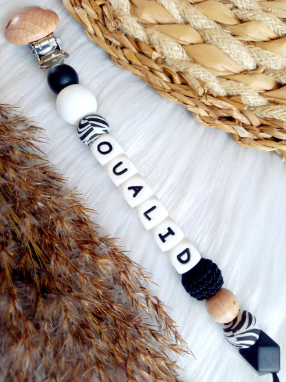 Met deze hippe speenkoord raak je je speen nooit meer kwijt. Hij is makkelijk te bevestigen op de kleding van je kleintje. Deze verantwoorde speenkoord is niet alleen handig maar ook heel hip. Speenketting, babyaccessoires, nursery, happy by lies, tuttenkoord, siliconen kralen. speenkoord met naam pien zebra