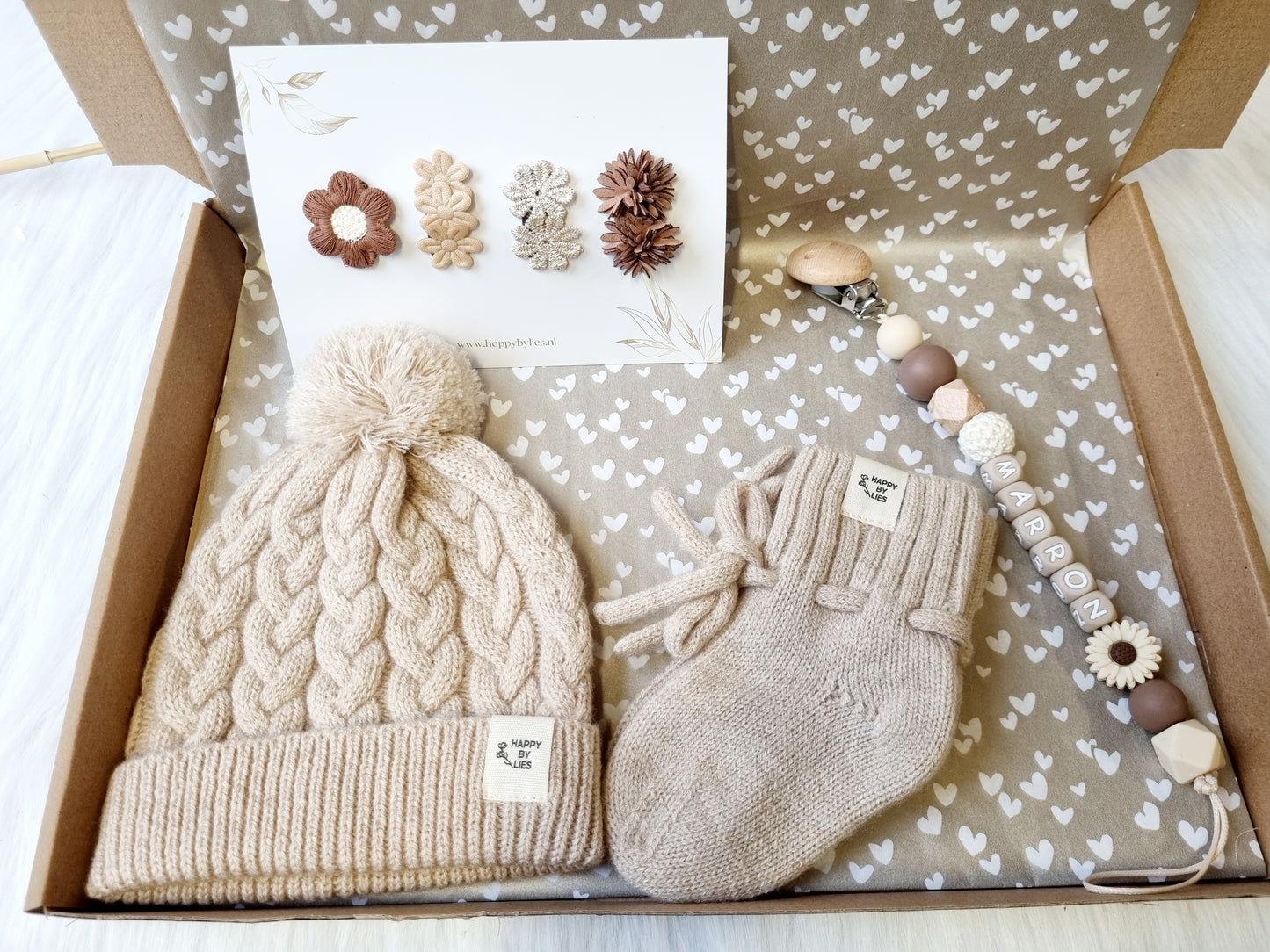 Kraamcadeau set Merino Beige (mutsje, sokjes, speenkoord, anti slip haarspeldjes)