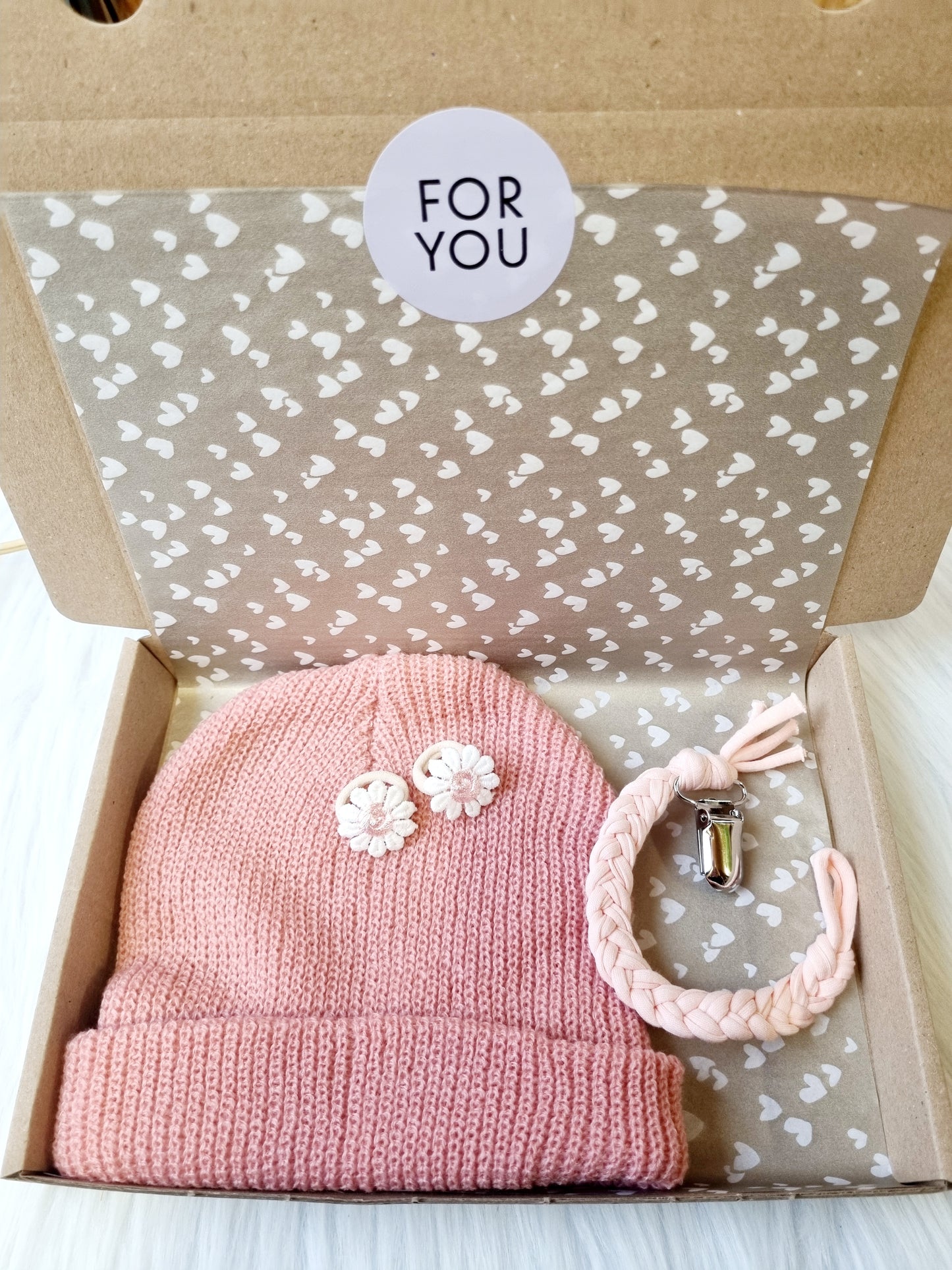 Kraamcadeau set Sophie (baby mutsje, gevlochten speenkoord, mini haarelastiekjes)