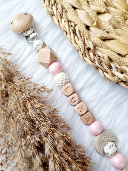Speenkoord met naam maan
Glossy babypink, tree leaves
