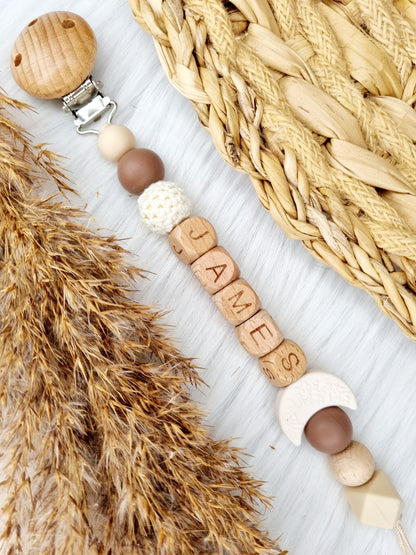 Speenkoord met naam maan off white 
Beige brownie 