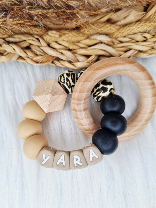 Titel
Bijtring met naam - Leopard, zand, zwart
