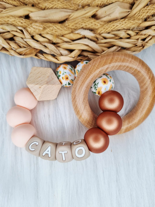 Titel
Bijtring met naam - Bloem, metallic brons, lightpink
