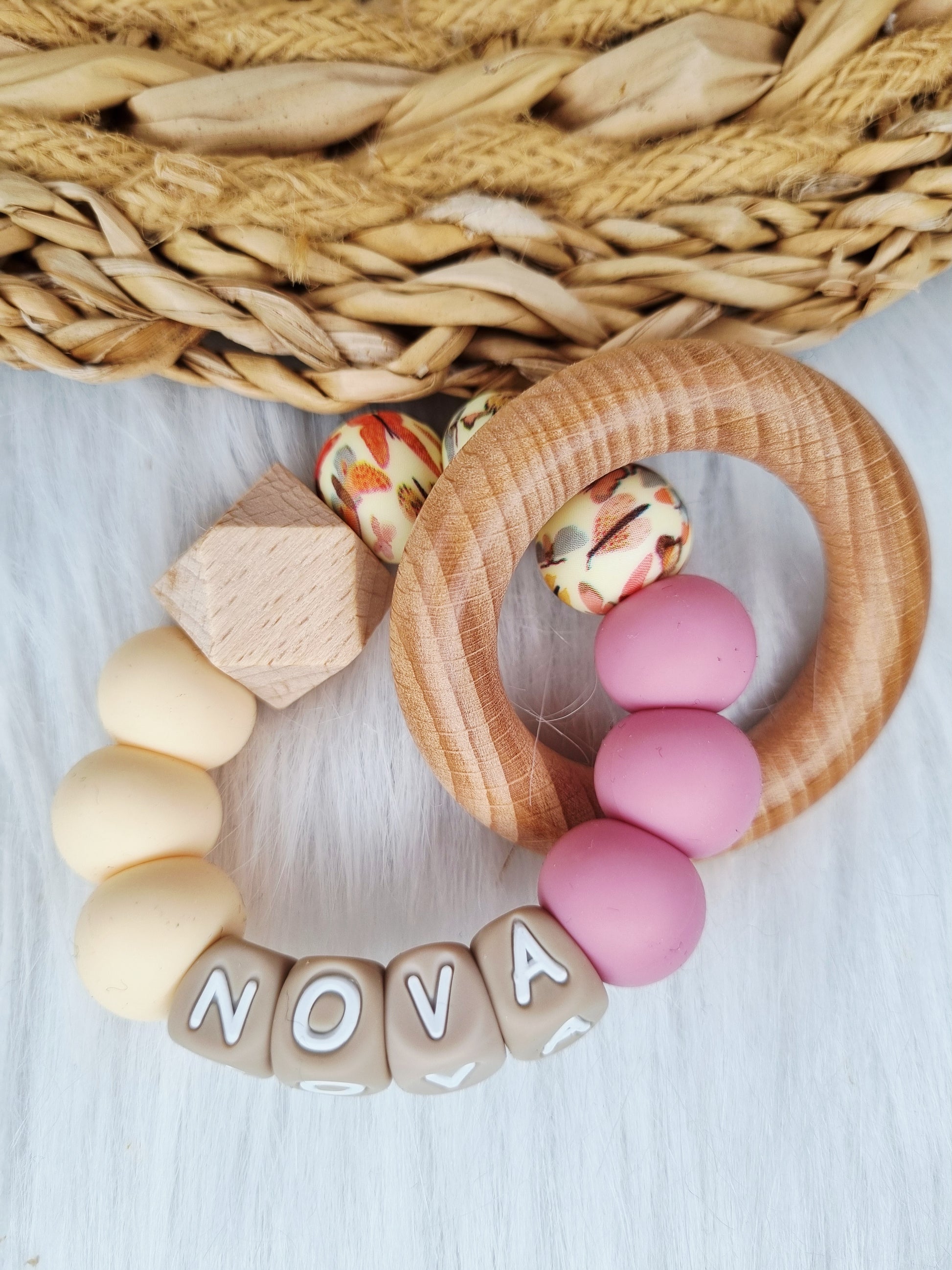 Bijtring met naam - Vlinder, dusty rose, vanille