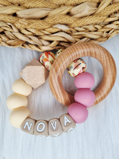 Bijtring met naam - Vlinder, dusty rose, vanille