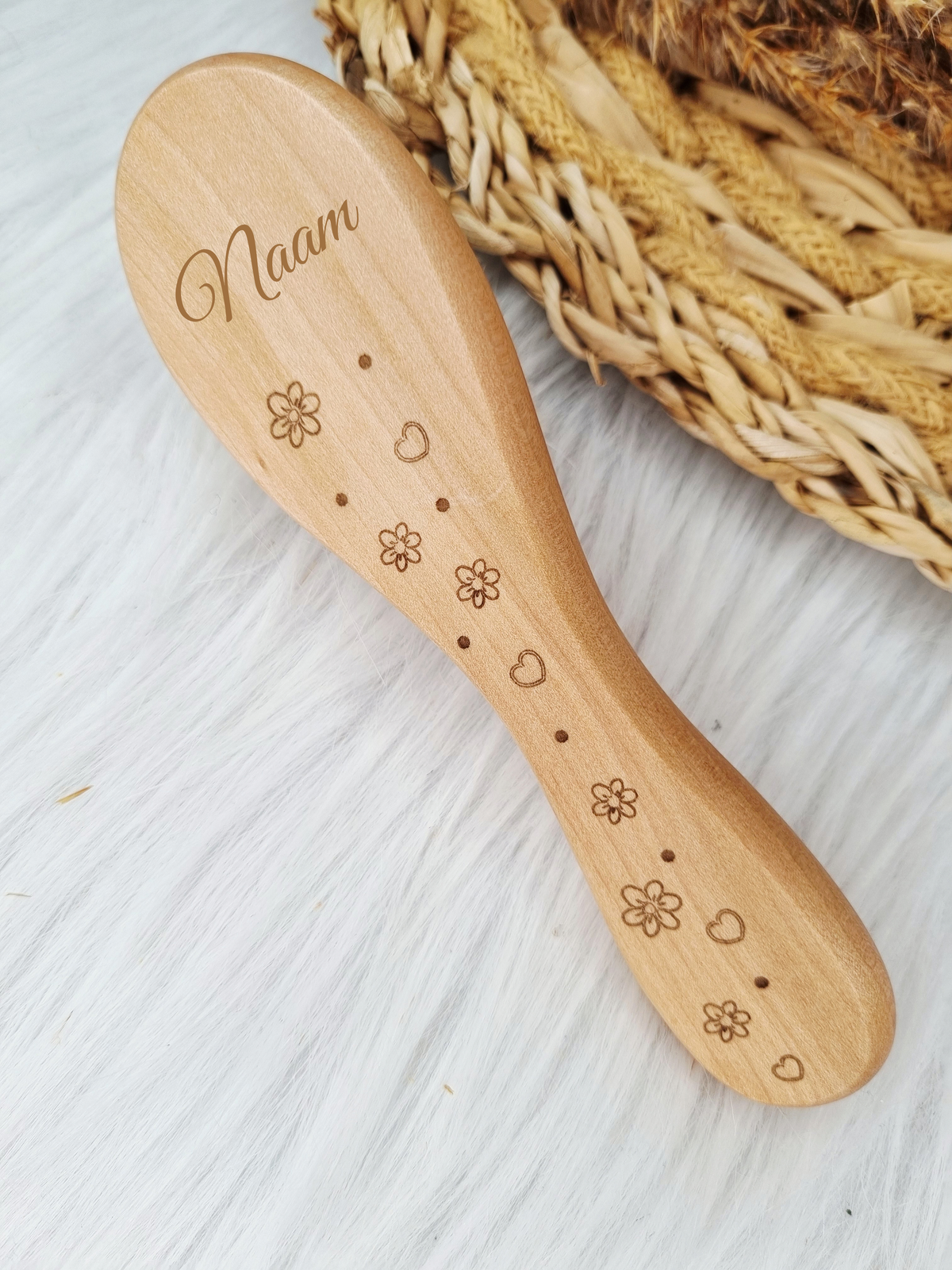 Houten babyborstel met naam Bloemetjes & Hartjes (gegraveerd)