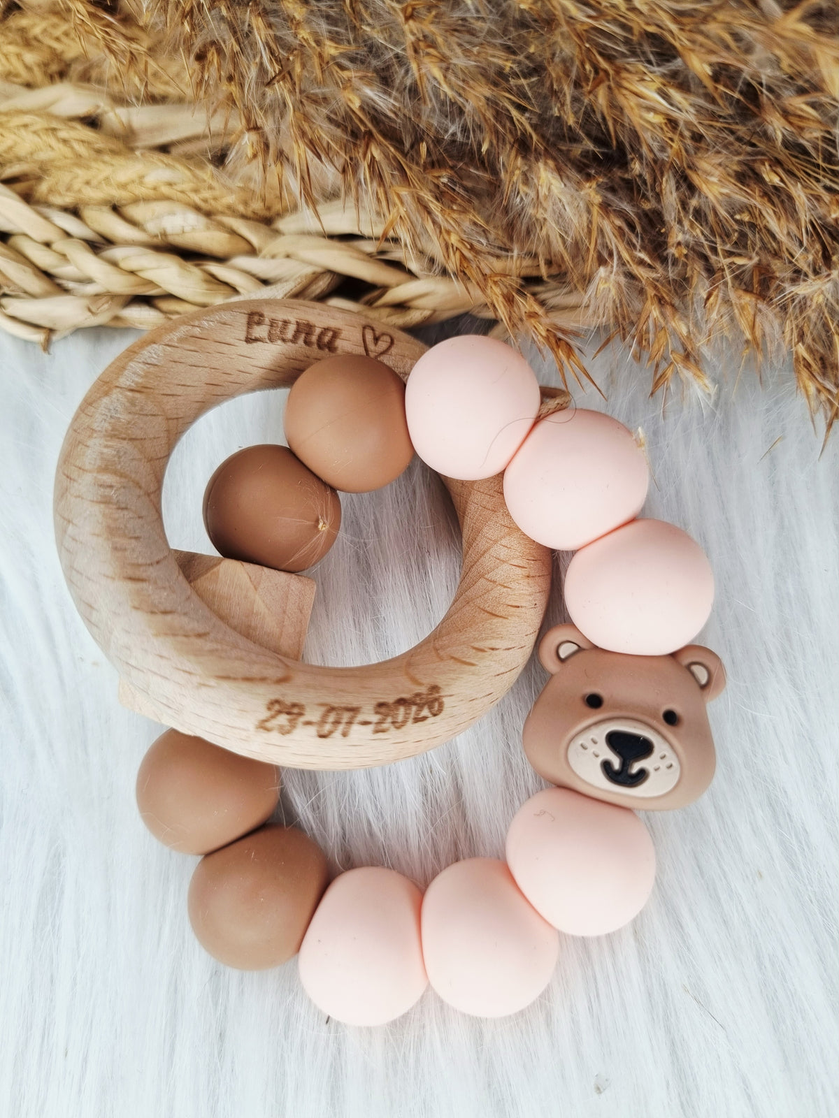 Bijtring gegraveerd beer, peach brons, light pink 