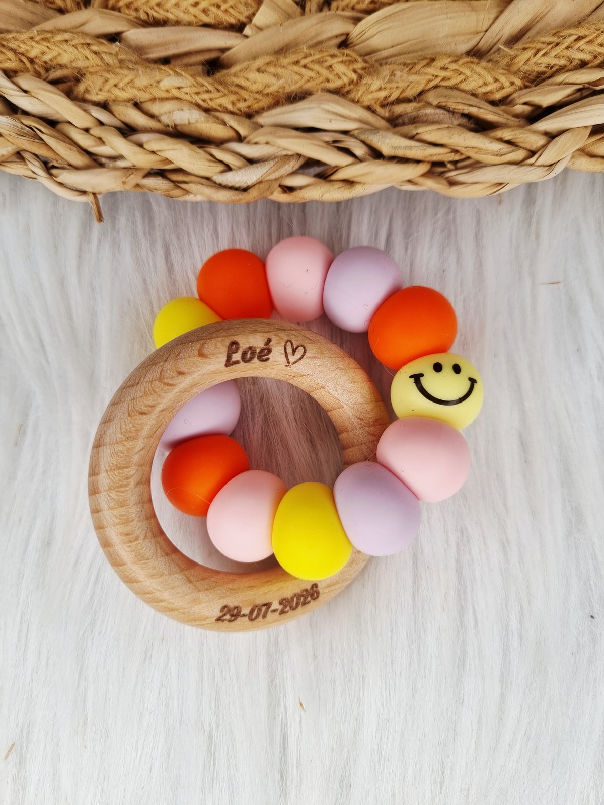Bijtring gegraveerd smiley babypink, geel, oranje, lila