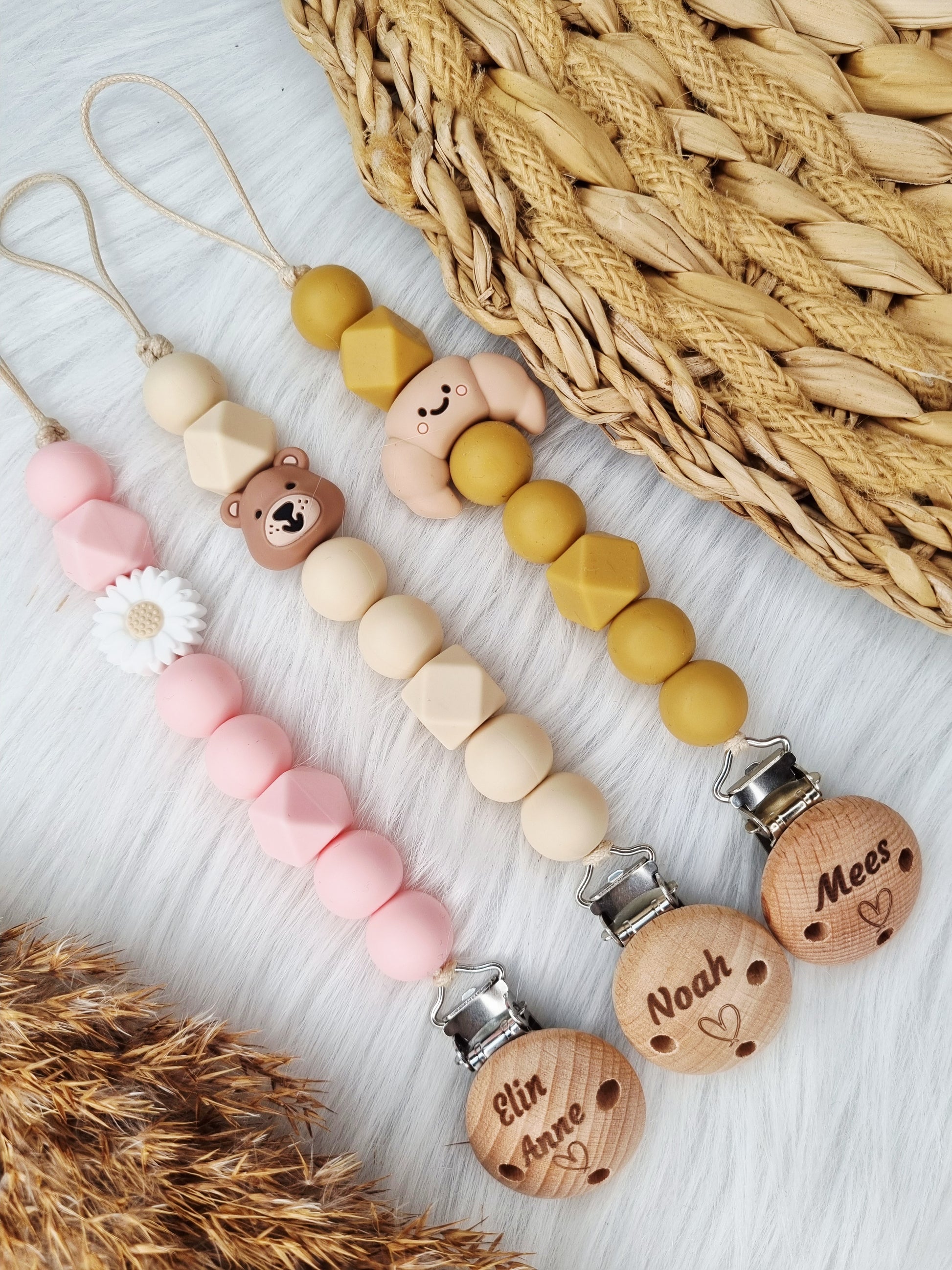 Newborn speenkoord gegraveerd met figuurtje (Jouw eigen ontwerp)