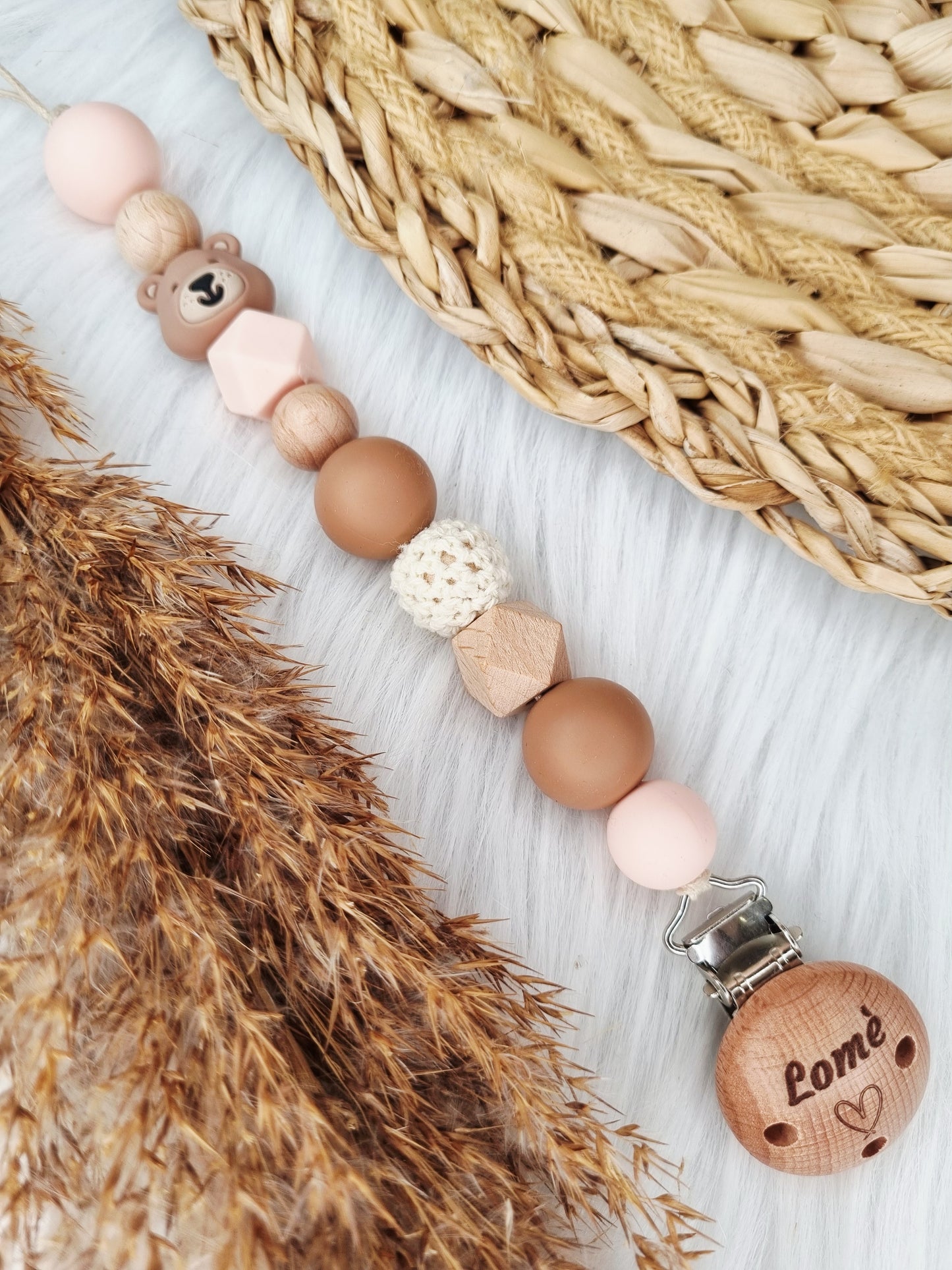 Speenkoord gegraveerd beer peach brons, lightpink