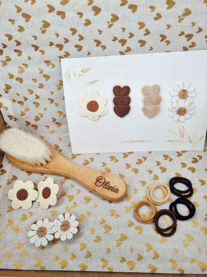 Kraamcadeau Meisje met naam - Houten babyborstel, haarspeldjes en elastiekjes