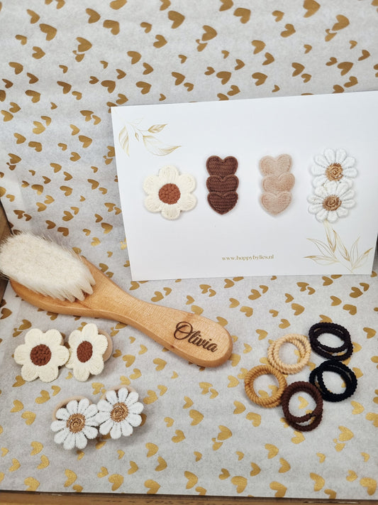Kraamcadeau Meisje met naam - Houten babyborstel, haarspeldjes en elastiekjes