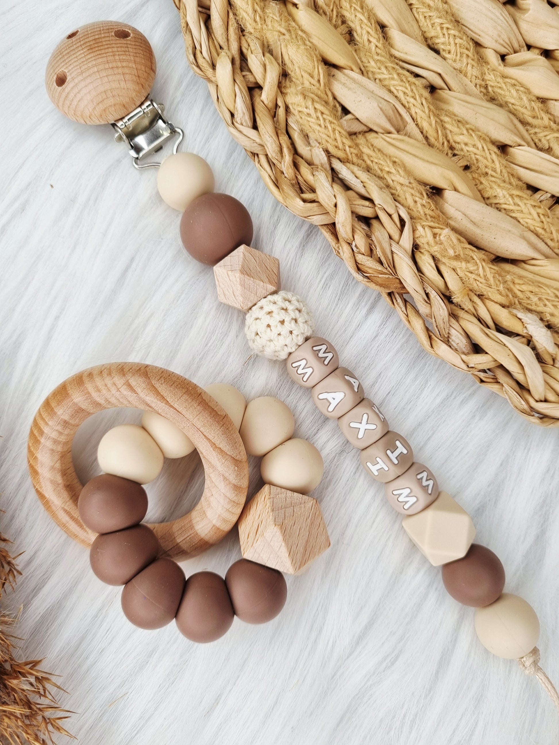 Speenkoord met naam brownie, beige met bijpassende bijtring zonder naam