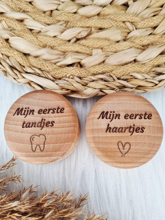 Houten tandendoosje of haarlokdoosje (gegraveerd)