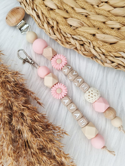 Speenkoord met naam daisy babypink met bijpassende sleutelhanger 