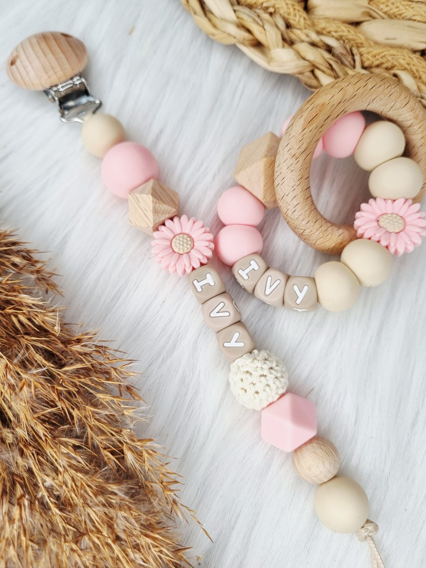 Speenkoord met naam daisy babypink met bijpassende bijtring 