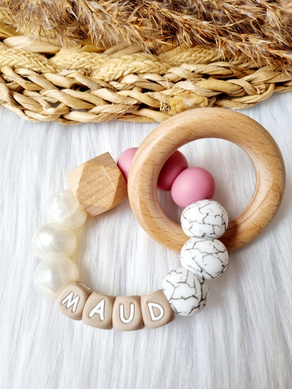Bijtring met naam tri
Dusty rose, Pearl, crackle wit