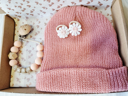 kraamcadeau sophie, beanie, haarelastiekjes madelief, speenkoord lightpink