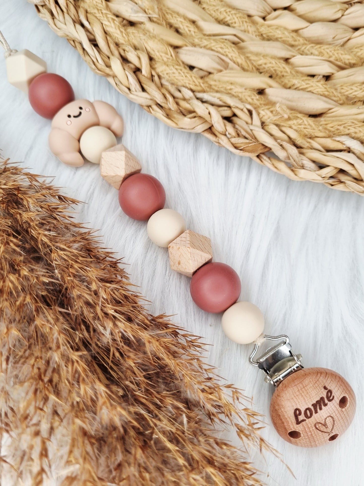 Speenkoord gegraveerd croissant, woodchuck, beige