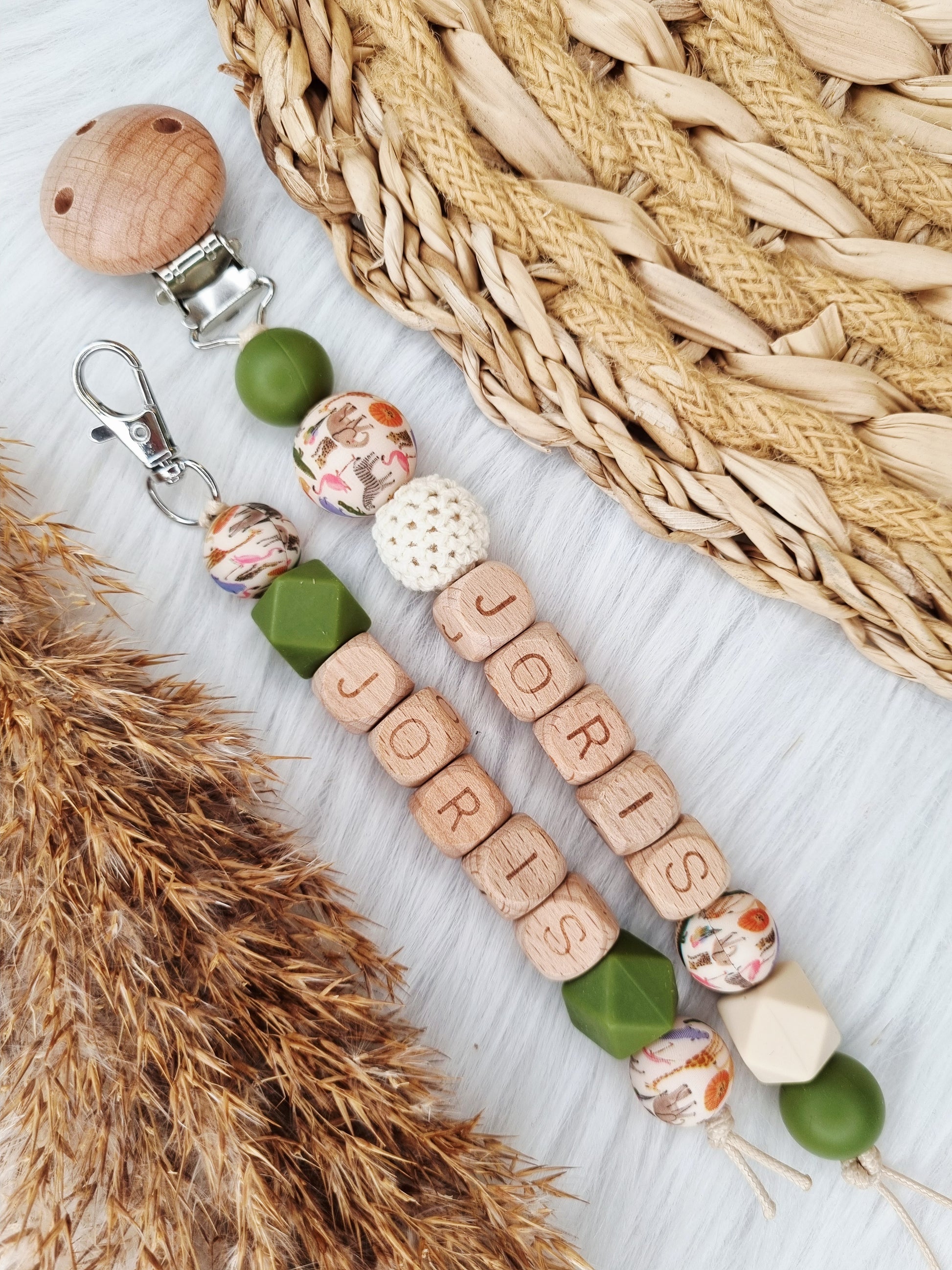Speenkoord met naam - Safari, donkergroen, beige met bijpassende sleutelhanger 