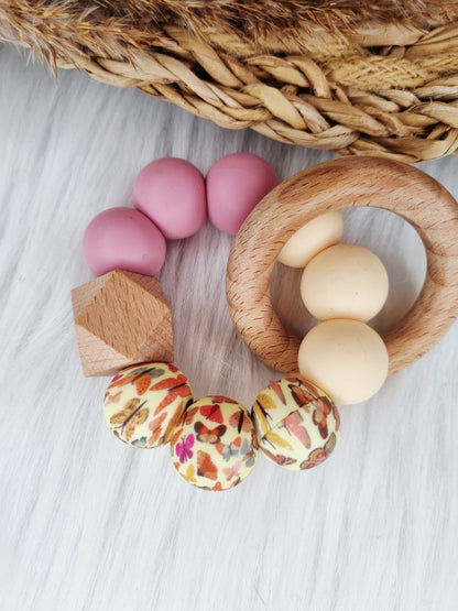 Bijtring met naam vlinder, dusty rose, vanille 