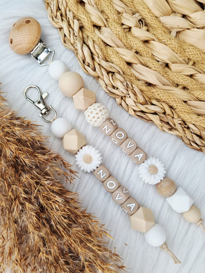 Speenkoord met naam daisy wit, beige met bijpassende sleutelhanger 