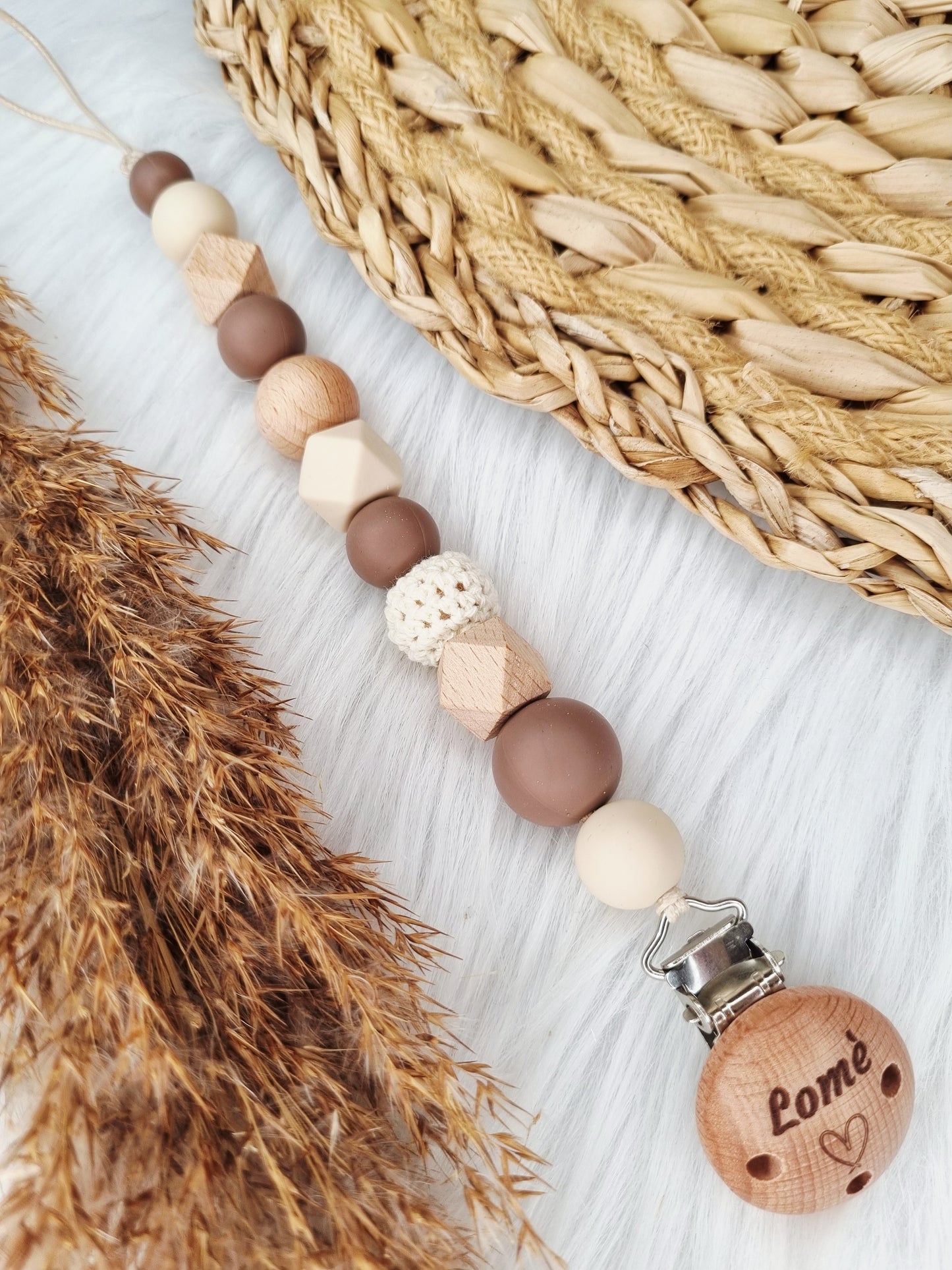 Speenkoord gegraveerd brownie, beige