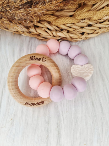 Bijtring gegraveerd hart off-white, babypink, lila