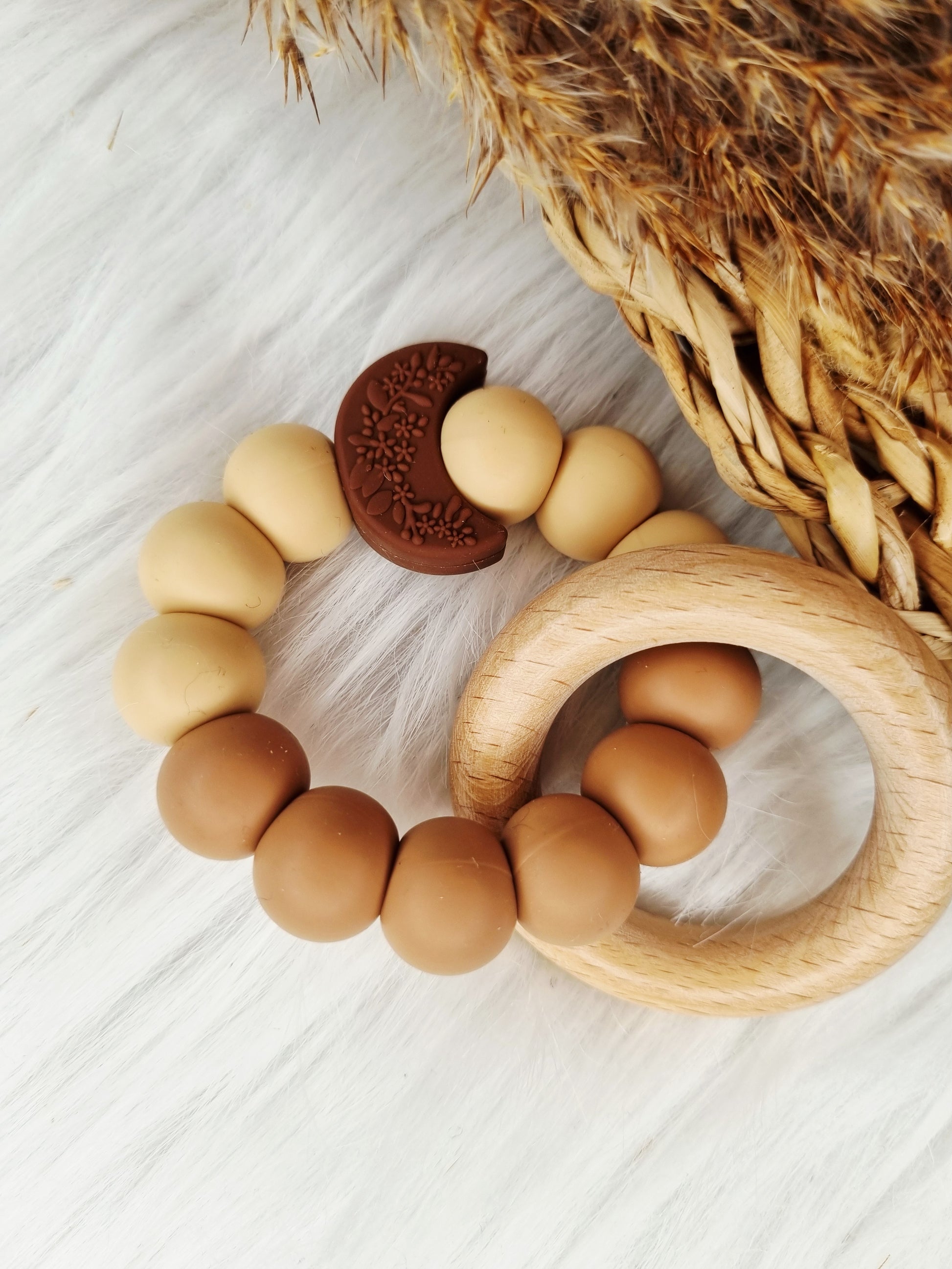 Bijtring met naam maan bruin, zand, peach brons