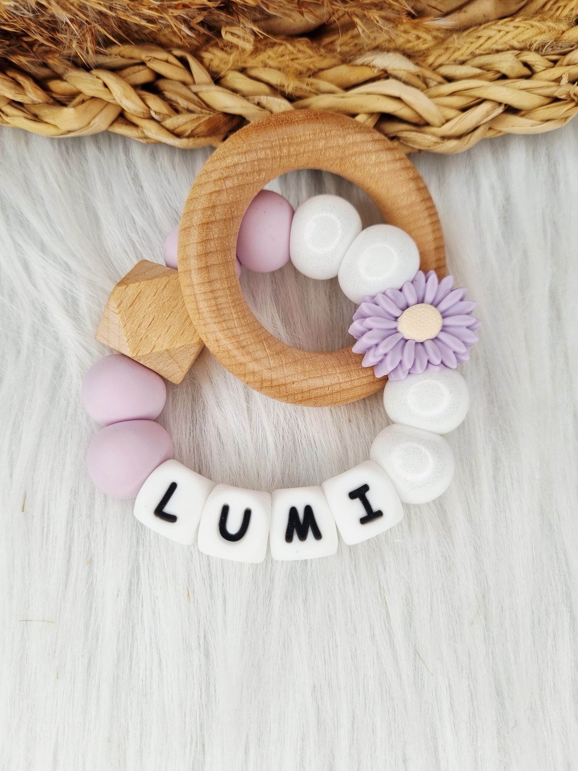 Bijtring met naam daisy lila, glossy wit