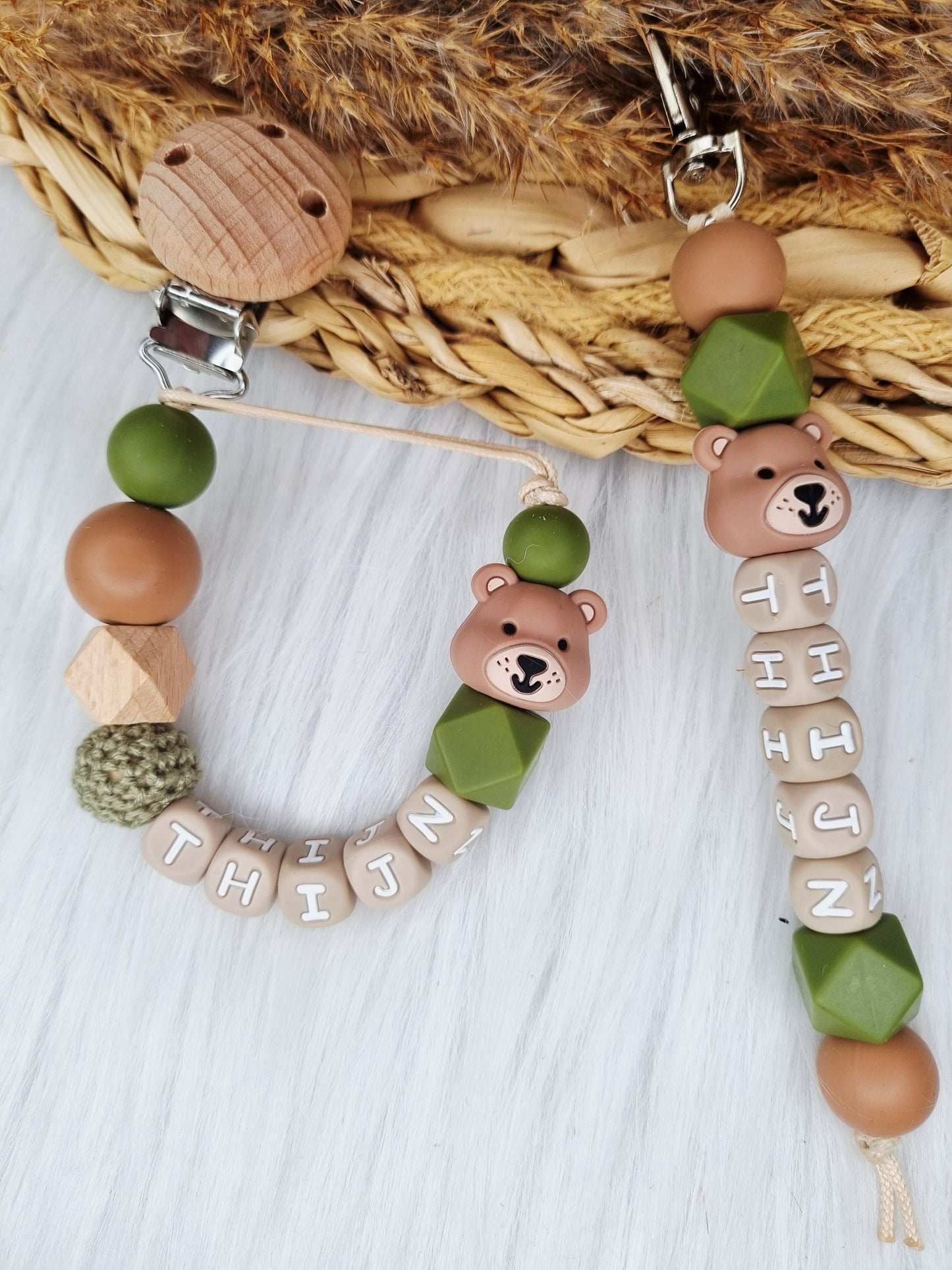 Speenkoord beer peach brons,donkergroen met bijpassende sleutelhanger 