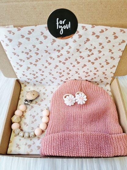 kraamcadeau sophie, beanie, haarelastiekjes madelief, speenkoord lightpink